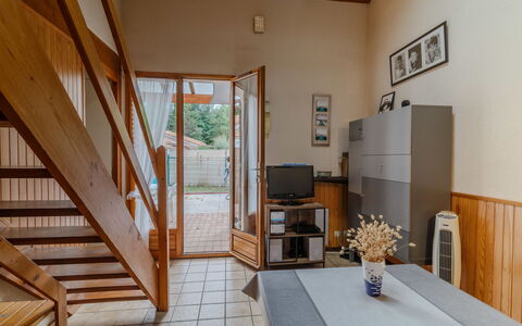Les Maisons du Lac: Ejendom, Plante, Bygning, Træ, Bord, Stueplante, Indretning, Cabinetry, Blomst, Stue