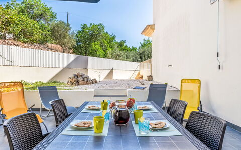 Vila Parra: Bord, Møbel, Bordservice, Ejendom, Himmel, Mad, Stol, Couch, Azure, Udendørs Møbler