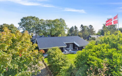 Sighfrith - 1.4Km from the Sea: Møbel, Indretning, Lejlighed, Gulvbelægning, Etage, Bord, Stol, Værelse, Hjem, Køkken & Spisebord
