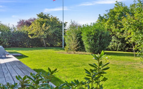 Sighfrith - 1.4Km from the Sea: Himmel, Blå, Grøn, Græs, Natur, Busk, Have, Landskab, Sommer, Land Lot