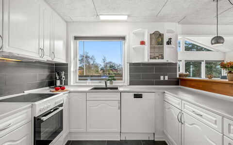 Amine - 300M to the Fjord: Køkken, Køkken Apparat, Større Bandage, Countertop, Gulvbelægning, Cabinetry, Husholdningsapparat, Loft, Indretning, Etage