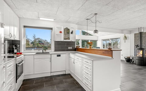 Amine - 300M to the Fjord: Køkken, Loft, Gulvbelægning, Countertop, Større Bandage, Køkken Apparat, Husholdningsapparat, Flise, Cabinetry, Lysarmatur