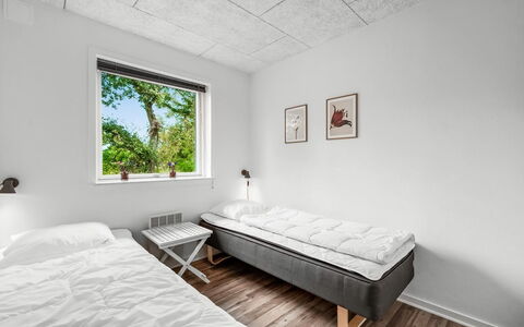 Amine - 300M to the Fjord: Væg, Træ, Soveværelse, Loft, Seng, Sengetøj, Etage, Gulvbelægning, Sengetøj, Bed Frame