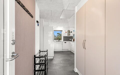 Amine - 300M to the Fjord: Gulvbelægning, Væg, Indretning, Etage, Loft, Træ, Køkken, Større Bandage, Countertop, Belysning