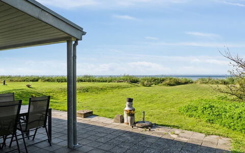 Nilson - 50M from the Sea: Græs, Træ, Landdistrikt, Busk, Sommerhus, Tag, Almindeligt, Land Lot, Hjem, Bunddække