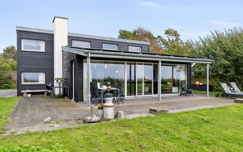 Nilson - 50M from the Sea: Græs, Træ, Landdistrikt, Busk, Sommerhus, Tag, Almindeligt, Land Lot, Hjem, Bunddække