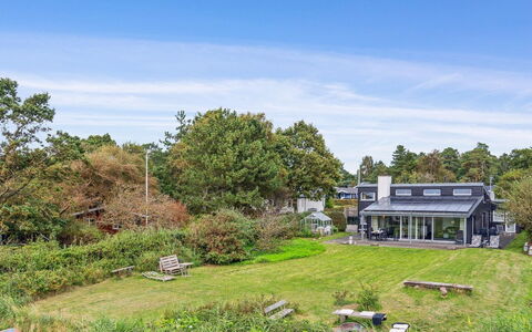 Nilson - 50M from the Sea: Græs, Træ, Landdistrikt, Busk, Sommerhus, Tag, Almindeligt, Land Lot, Hjem, Bunddække