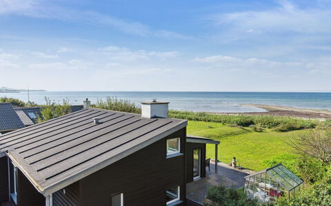 Nilson - 50M from the Sea: Møbel, Indretning, Lejlighed, Gulvbelægning, Etage, Bord, Stol, Værelse, Hjem, Køkken & Spisebord