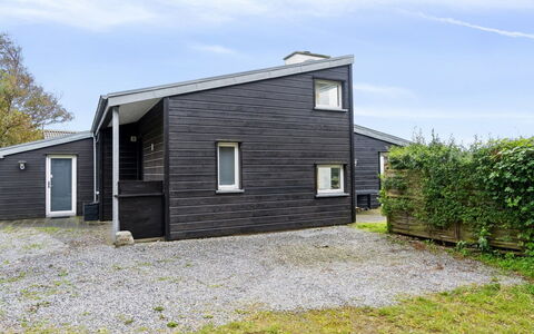 Nilson - 50M from the Sea: Møbel, Indretning, Lejlighed, Gulvbelægning, Etage, Bord, Stol, Værelse, Hjem, Køkken & Spisebord