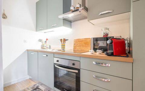 Atzeni: Countertop, Cabinetry, Bygning, Skuffe, Komfur, Køkken, Køkken Apparat, Træ, Belysning, Indretning