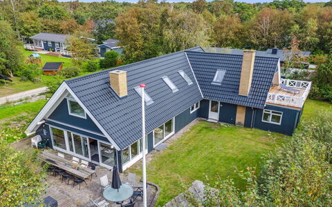 Eugenie - 100M from the Sea: Tag, Hjem, Dør, Sommerhus, Skygge, Sidespor, Gård, Estate, Backyard