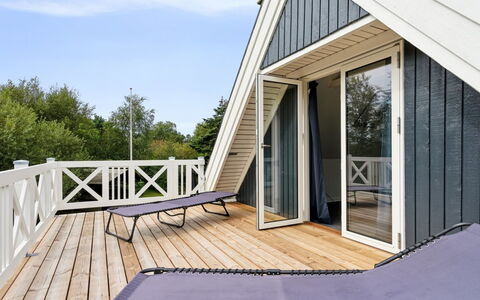 Eugenie - 100M from the Sea: Tag, Hjem, Dør, Sommerhus, Skygge, Sidespor, Gård, Estate, Backyard