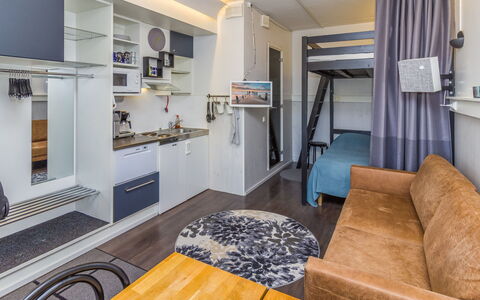 Vuosselin Helmi B21: Indretning, Etage, Møbel, Gulvbelægning, Værelse, Loft, Lejlighed, Stol, Bejdse