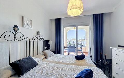Empuriabrava 218: Soveværelse, Møbel, Indretning, Sengetøj, Værelse, Sengetøj, Seng, Etage, Gulvbelægning, Bed Frame