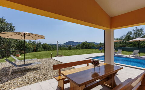 Villa Ana Lucija: Plante, Ejendom, Bygning, Bord, Himmel, Skygge, Træ, Udendørs Møbler, Vindue, Arkitektur