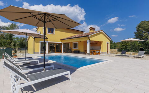 Villa Ana Lucija: Himmel, Sky, Bygning, Svømmepøl, Vindue, Hus, Skygge, Træ, Udendørs Møbler, Stol