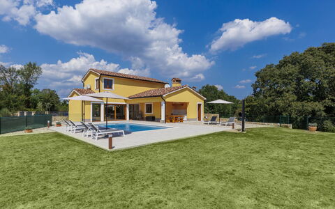 Villa Ana Lucija: Sky, Himmel, Bygning, Plante, Vindue, Træ, Hus, Skygge, Land Lot, Naturlige Landskab