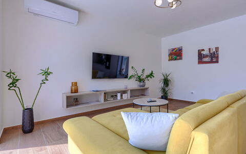 Villa Ana Lucija: Plante, Ejendom, Møbel, Couch, Stueplante, Blomsterkrukke, Indretning, Belysning, Komfort, Stue