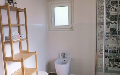 Delle Maschere: Ejendom, Sanitærarmatur, Vindue, Træ, Indretning, Badeværelse, Toiletbræt, Etage, Gulvbelægning