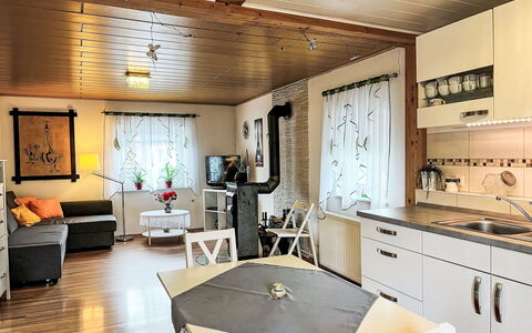 Adenau 385: Ejendom, Møbel, Couch, Cabinetry, Indretning, Arkitektur, Bord, Countertop, Gulvbelægning, Stol