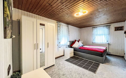 Adenau 385: Bygning, Ejendom, Møbel, Komfort, Træ, Hus, Indretning, Bed Frame, Etage, Gulvbelægning