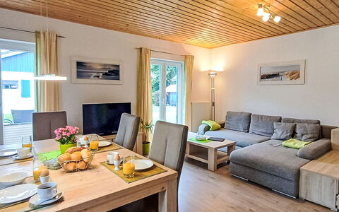 Inselsommer: Bord, Møbel, Mad, Couch, Træ, Bordservice, Indretning, Etage, Gulvbelægning, Stue