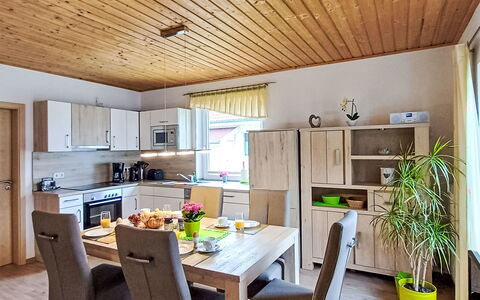 Inselsommer: Ejendom, Bord, Møbel, Plante, Cabinetry, Countertop, Træ, Stueplante, Indretning, Blomsterkrukke