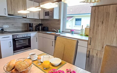 Inselsommer: Cabinetry, Countertop, Ejendom, Møbel, Bordservice, Mad, Køkken Apparat, Komfur, Blomst, Køkken