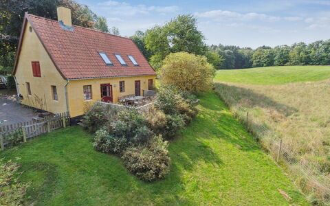 Waldemar - 8Km from the Sea: Træ, Tag, Arkitektur, Hjem, Hus, Sommerhus, Sidespor, Hårdttræ, Hældning, Estate