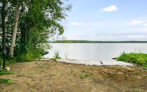 Villa Vehmas: Møbel, Indretning, Gulvbelægning, Etage, Bord, Loft, Køkken & Spisebord, Belysning, Stol, Hjem