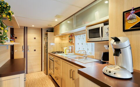 Rêves & Sérénité: Cabinetry, Countertop, Møbel, Køkken, Bygning, Køkken Apparat, Husholdningsapparat, Træ, Indretning, Gulvbelægning