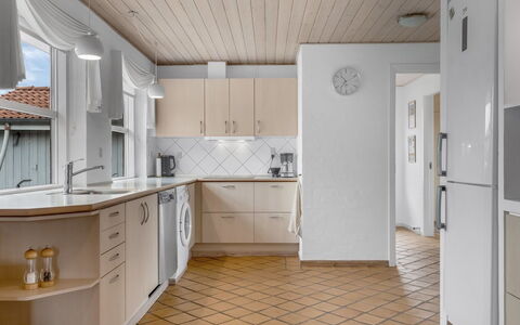 Kalli - 100M from the Sea: Gulvbelægning, Etage, Indretning, Træ, Cabinetry, Køkken, Countertop, Loft, Køkken Apparat, Hjem