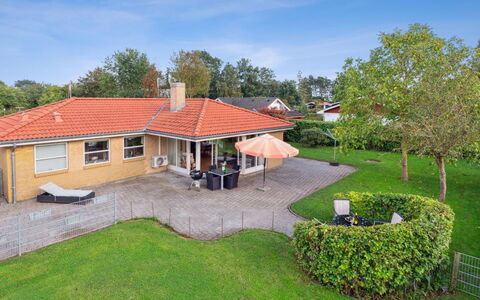 Kalli - 100M from the Sea: Hus, Tag, Boligområde, Hjem, Sommerhus, Lawn, Estate, Stuehus, Have, Forstad