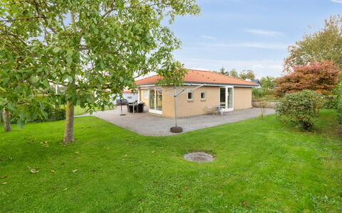 Kalli - 100M from the Sea: Græs, Hus, Tag, Hjem, Land Lot, Sommerhus, Lawn, Estate, Stuehus, Have