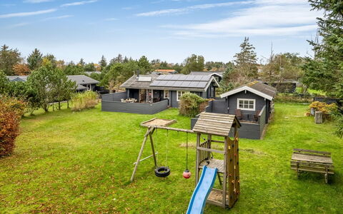 Tammo - 1.1Km from the Sea: Træ, Gulvbelægning, Bejdse, Cabinetry, Countertop, Køkken, Sanitærarmatur, Hårdttræ, Naturmateriale, Håndvask