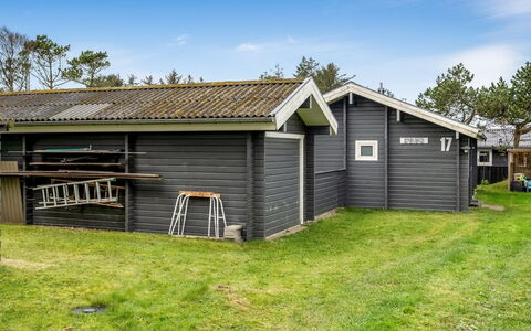 Tammo - 1.1Km from the Sea: Træ, Gulvbelægning, Bejdse, Cabinetry, Countertop, Køkken, Sanitærarmatur, Hårdttræ, Naturmateriale, Håndvask