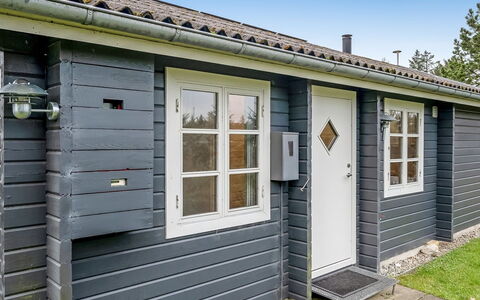 Tammo - 1.1Km from the Sea: Træ, Gulvbelægning, Bejdse, Cabinetry, Countertop, Køkken, Sanitærarmatur, Hårdttræ, Naturmateriale, Håndvask