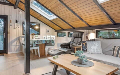 Torhild - 30Km from the Sea: Indretning, Møbel, Træ, Gulvbelægning, Loft, Etage, Trægulve, Belysning, Couch, Stue