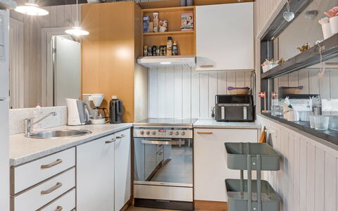 Torhild - 30Km from the Sea: Køkken Apparat, Køkken, Countertop, Møbel, Større Bandage, Cabinetry, Indretning, Træ, Gulvbelægning, Husholdningsapparat