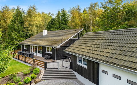 Vicente - 14Km to the Fjord: Blå, Busk, Sommerhus, Bunddække, Have, Estate, Skygge, Landscaping, Stuehus, Eco Hotel