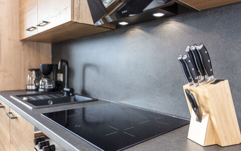 Zell am See 680: Countertop, Cabinetry, Køkkenvask, Gaskomfur, Komfur, Cooktop, Træ, Køkken Apparat, Køkken, Indretning