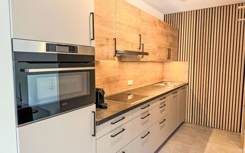 Urgen Living: Cabinetry, Countertop, Møbel, Ejendom, Bygning, Skuffe, Køkken, Komfur, Træ, Køkken Apparat