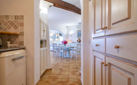 Smeralda: Cabinetry, Møbel, Træ, Køkken, Countertop, Arkitektur, Gaskomfur, Indretning, Stol, Etage
