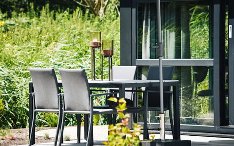 Villa Bloomingdale: Plante, Møbel, Bord, Stol, Skygge, Udendørs Møbler, Udendørs Bord, Træ, Græs, Træ