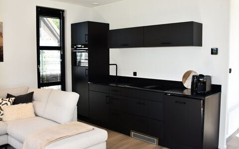Villa Bloomingdale: Cabinetry, Møbel, Bygning, Ejendom, Komfort, Stueplante, Træ, Countertop, Gulvbelægning, Indretning