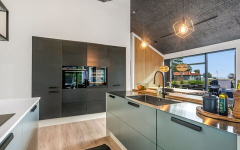 Jahn - 250M to the Fjord: Køkken, Countertop, Indretning, Loft, Gulvbelægning, Køkken Apparat, Større Bandage, Cabinetry, Møbel, Komfur