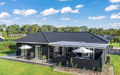 Thala - 500M from the Sea: Tag, Hjem, Sommerhus, Dør, Estate, Skygge, Gård, Sidespor, Design, Stuehus