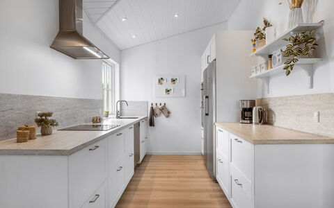 Thala - 500M from the Sea: Indretning, Køkken, Countertop, Gulvbelægning, Træ, Cabinetry, Møbel, Etage, Køkken Apparat, Husholdningsapparat