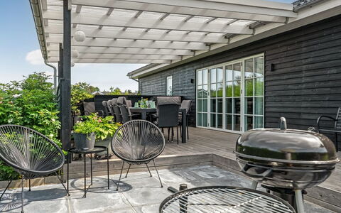 Thala - 500M from the Sea: Udendørs Møbler, Udendørs Bord, Skygge, Gårdhave, Dæk, Stol, Have, Design, Pergola, Udendørs Struktur