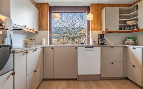 Natalija - 700M from the Sea: Køkken, Køkken Apparat, Træ, Countertop, Større Bandage, Cabinetry, Gulvbelægning, Indretning, Husholdningsapparat, Hjem